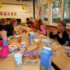 Leerlingen genieten van schoolontbijt