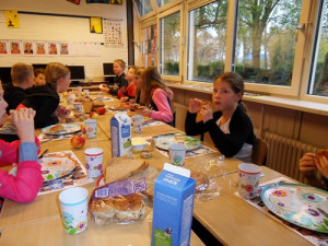 Leerlingen genieten van schoolontbijt
