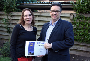 Heidi Eefting ontvangt cheque van Rotary Club