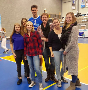 Volleyballers ondersteunen oud clubgenoot