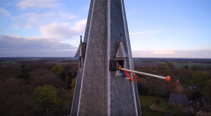 Harm Dijkstra haalt vlag Dorpskerk binnen