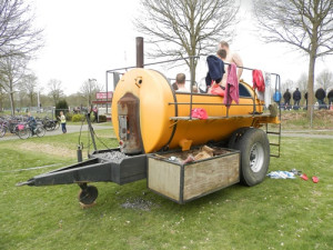 In een warm bad kijken naar voetbal