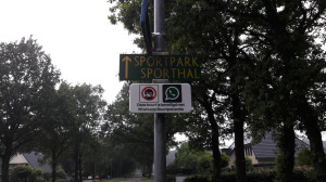 WhatsApp borden bij invalswegen geplaatst