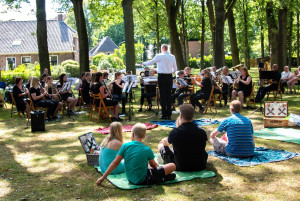 Vrolijk picknickconcert op de Brink