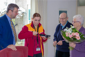 Burgemeester bezorgt reisdocumenten in Sleen