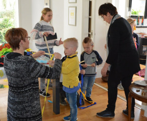 Kindercarrousel met palmpaasstokken