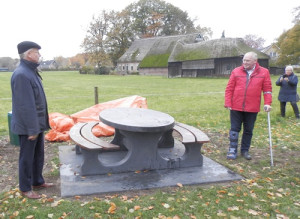 Onthulling en overdracht picknicktafel