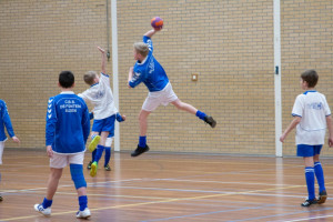 Zinderend schoolhandbaltoernooi in Sleen