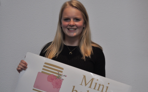 Myrthe timmert aan de weg met Mini Bakery