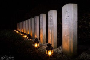 Lichtjes op de oorlogsgraven in Sleen