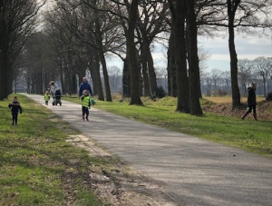 Noordeind in Sleen schoont buurt op