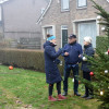 Samen een kerstboom plaatsen verbindt