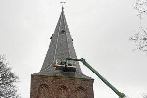 Klok Slener toren voorzien van nieuwe wijzers