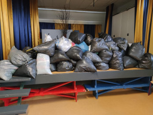 Basisschool zamelt textiel in voor Bag2School