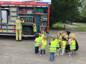 Brandweer op bezoek bij Kinderwereld