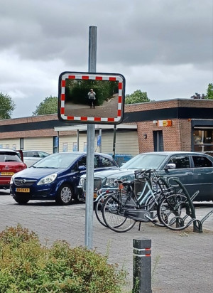 Verkeersspiegel geplaatst bij uitrit DA