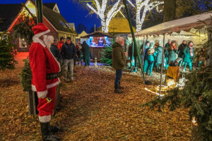 Kerstmarkt in Erm onder de grote kerstster