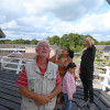 Molen in trek bij passanten en dorpsgenoten