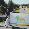 Tribune met groot kunstwerk in Noord-Sleen