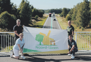 Tribune met groot kunstwerk in Noord-Sleen