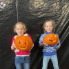 Kinderen maken Halloween lampions
