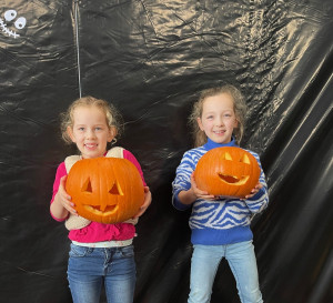 Kinderen maken Halloween lampions