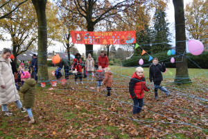 Kinderen genieten van Sinterklaasspeurtocht