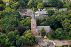 Dorpskerk luidt klok en komt in actie