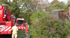 Brand in rieten dak van woning in Sleen