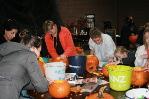 Veel belangstelling voor pompoenen uithollen