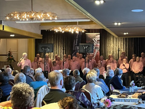 Publiek geniet van gezamenlijk optreden