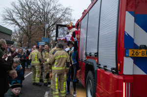 Sinterklaas per brandweerauto naar De Akker