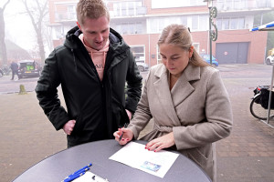 Mensen op straat doen een kerstwens