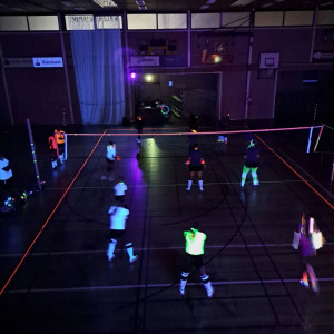 Volleyballers in Sleen spelen in black light