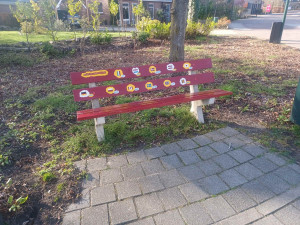 Rood bankje opgeknapt en teruggeplaatst