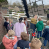 Kinderen bezoeken molen De Hoop in Sleen