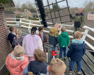 Kinderen bezoeken molen De Hoop in Sleen