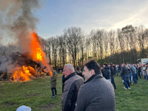 Veel belangstelling voor paasvuur Sleen