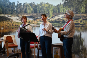 Publiek geniet van optreden VanAllesWat