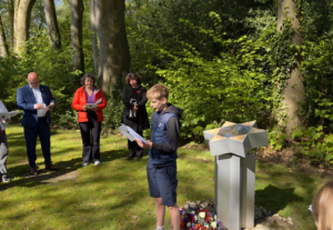 Overdracht joods monument in Sleen 