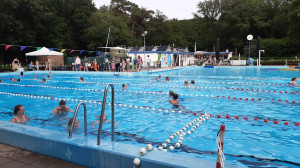 Zwem4Daagse Bosbad-Noord-Sleen gestart