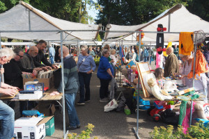 Veel belangstelling voor rommelmarkt Dorpskerk