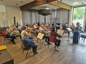 Kamerorkest repeteert voor optreden in Sleen