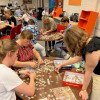 Buurvrouw en Buurvrouw wint legpuzzelwedstrijd