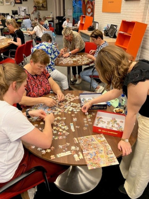 Buurvrouw en Buurvrouw wint legpuzzelwedstrijd
