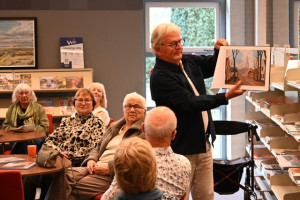 Ton Tompert geeft rondleiding langs expositie