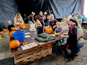 Pompoenen uithollen bij Melk & Meer