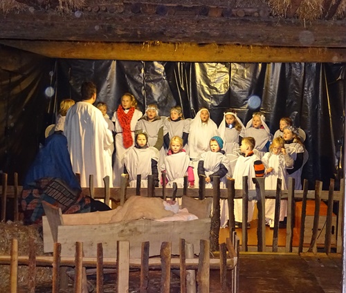 Kerst: het kinderkoor in de stal