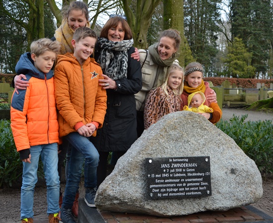 Onthulling monument (nabestaanden)