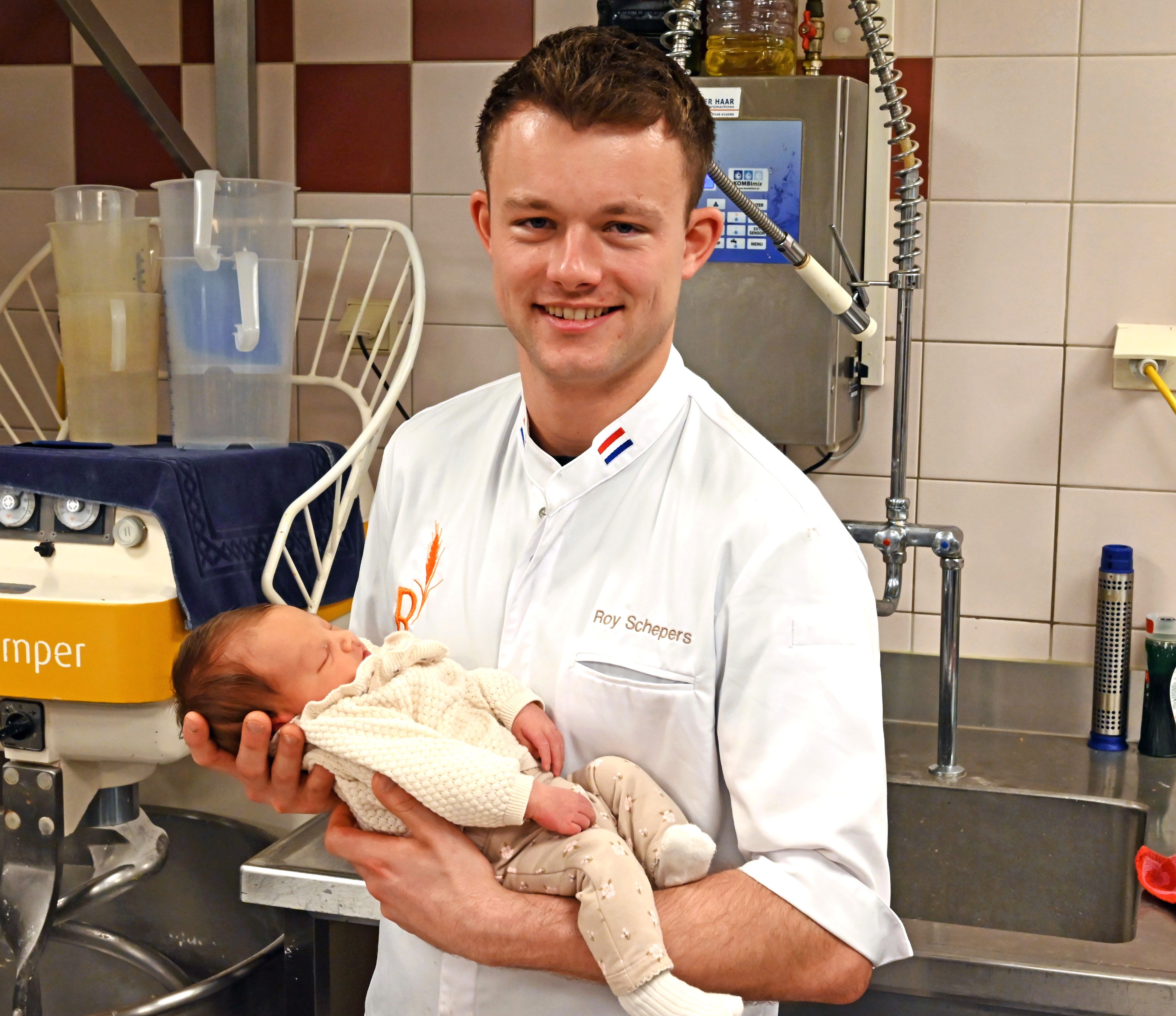 DSC_1798_Roy met baby_Lois.jpg DSC_1798_Roy met baby_Lois.jpg